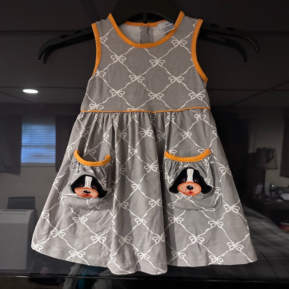 Toddler girls size 2. Photo is blurry but boutique bought.